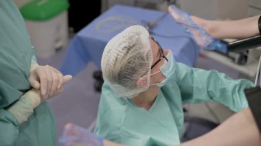 Karmaşık bir prosedür sırasında işbirliği yapan sağlık uzmanlarından oluşan bir ekip, takım çalışmasını ve bakımını ön plana çıkarıyor