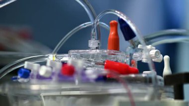 Renkli konnektörleri ve sağlık hizmetlerinde kullanılan esnek boruları olan karmaşık tıbbi ekipmanların görüntüsü