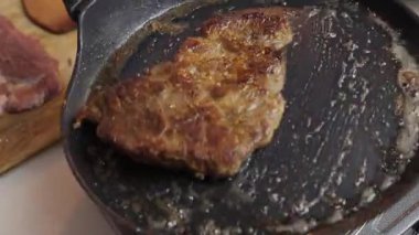 Sıcak bir tavada cızırdayan ve kavurucu bir biftek, güzel bir şekilde et pişirme sanatını mükemmelliğe ulaştırıyor.