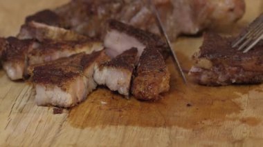 Dilimlenmiş biftek, lezzetli bir ziyafet için ustalıkla hazırlanmış, damak tadını tatmin eden kusursuz ızgara.