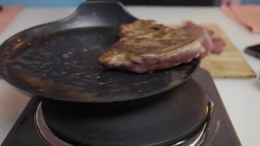 Lezzetli bir bifteğin tavada cızırdadığını hayal edin. Mükemmel kavrulmuş ve ağız sulandıran renkleri dikkat çekiyor.