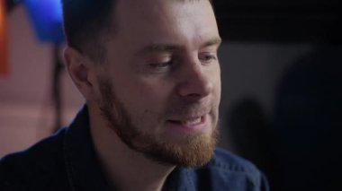 Bu düşünceli ve düşünceli bir an. Sıcak bir atmosferde içecekten zevk alan bir adamın görüntüsü.