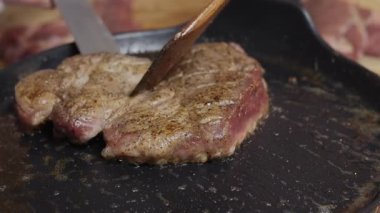 Dökme demir bir tavada nefis pişmiş bir biftek gurme yemeğinin özünü gerçekten yakalar.