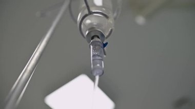 Steril damar içi damlası, klinik sağlık ortamındaki hastalara gerekli sıvı tedavisini sağlar.