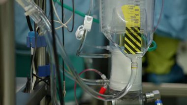 Bir sağlık tesisi bünyesinde çeşitli tıbbi gereçleri vurgulayan bir infüzyon IV kurulumunun ayrıntılı görüntüsü