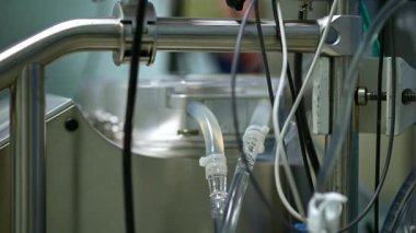 Sıvı borular ve sağlık hizmetleri uygulamaları için konnektörlerin detaylı görünümü.