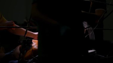 Düşük ışıktaki detaylı bir cerrahi operasyon, ilgili tıbbi ekibin hassasiyetini ve becerisini vurguluyor.