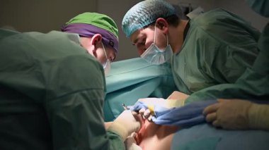 Cerrahlar titizlikle steril bir ortamda hassas bir ameliyat yapmaya çok odaklanmışlardı.