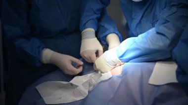 Mavi önlüklü cerrahlar, hastalara maksimum güvenlik ve bakım sağlamak için önemli bir ameliyat yapmaya odaklandılar.