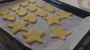 Taze şekilli kurabiye hamuru, fırın için ideal, vitrinler, nefis kalp ve yıldız şekilleri hazır.