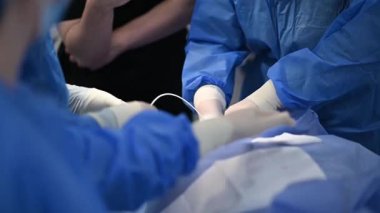 Tıbbi uzmanlar hassas bir ameliyatı ustalıkla gerçekleştirirken aynı zamanda en uygun hasta bakımını ve hassasiyetini sağlıyorlar.