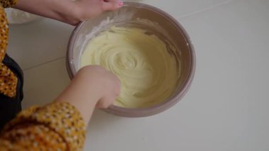 Yumuşak ve kremalı bir hamur ustalıkla karıştırılıyor ki bu da çeşitli lezzetli şeyler pişirmek için mükemmel.