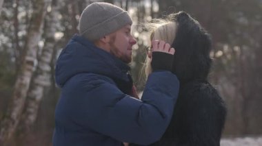 Bir çift, kış harikalar diyarında, derin sevgilerini ve ilişkilerini sergiledikleri yürek ısıtan bir anı paylaşıyor.