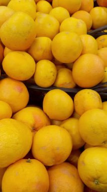 Sepetlerde sergilenen turunçgillerden oluşan canlı bir çeşitlilik, tazelik ve bolluk sergiler..