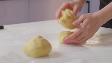 Tezgahın üzerinde duran taze yoğurulmuş hamurun detaylı bir görüntüsü, fırın meraklıları için mükemmel.