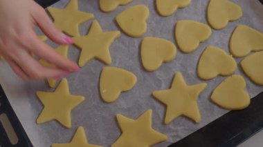 Lezzetli yıldız ve kalp şeklinde kurabiyeler pişirmek için hazır, sevdikleriyle şenlikli kutlamalar için mükemmel