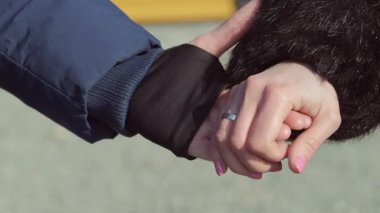 Birbirlerine kenetlenmiş çiftlerin yakın çekimi, sakin bir kış ortamında sevgilerini ve bağlantılarını gösteriyorlar.
