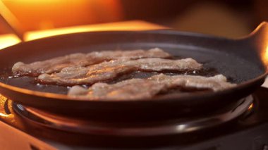 Sıcak bir tavada jambonlu cips ve cızırtılar mutfağı karşı konulmaz, ağız sulandıran aromasıyla dolduruyor.