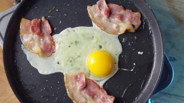 Cızırdayan pastırma ve tavada mükemmel pişmiş yumurta hayal edin. Her yerdeki aşıklar için ideal bir kahvaltı tabağı.