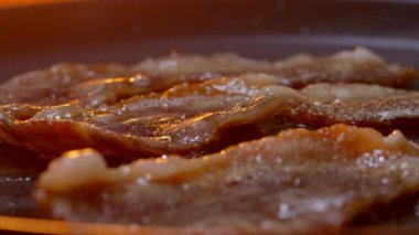 Tavada domuz pastırması kızartmak, ağız sulandırıcı ve herkes için tatmin edici bir kahvaltı seçeneği yaratmak.