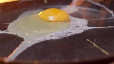 Kızaran taze bir yumurtanın büyüleyici sürecini izleyin, büyüleyici yemek pişirme hareketleri ve dinamik görseller