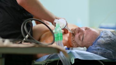 Yetenekli bir cerrahi ekibi steril bir ameliyathanede karmaşık bir işlem gerçekleştiriyor.