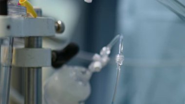 Klinik sağlık hizmetlerinde kullanılan sıvı taşıma sistemini vurgulayan bir serumun yakın çekim görüntüsü