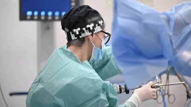 Koruyucu giysiler giymiş bir cerrah tarafından sezaryen ameliyatı yapılır. Yüksek kaliteli FullHD görüntüler