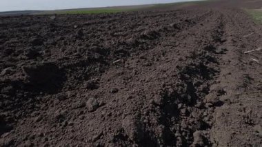 Geniş bir manzara, yeni sürülmüş toprağı geniş tarım alanlarında ekmeye hazır hale getiriyor.