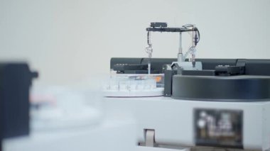 Biyokimyasal kan parametrelerini analiz etmek için modern otomatik cihaz. Profesyonel bir kimyager biyoteknoloji laboratuvarında çalışıyor. Yüksek kaliteli FullHD görüntüler