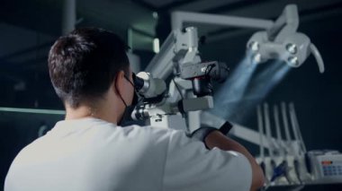 Modern bir diş kliniğinde, profesyoneller mikroskopları titiz incelemeler ve etkili tedaviler için kullanırlar