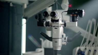 Tıbbi klinikte diş mikroskobu var ama insan yok. Modern Dişçi Ofisi. Modern diş hekimi. Dişçi koltuğu ve diğer aksesuarlar. Yüksek kalite 4k görüntü