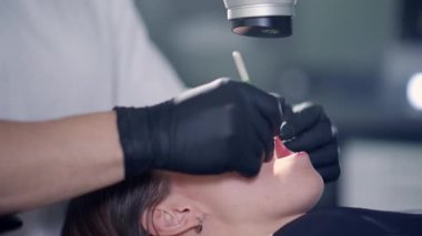 Diş hekimi hastaya diş aletleri kullanarak oral muayene yapıyor ağız bölgesi, diş bakımı, detaylı diş muayenesi profesyonel diş sağlığı kliniği, hassas oral bakım. Yüksek kalite 4k görüntü
