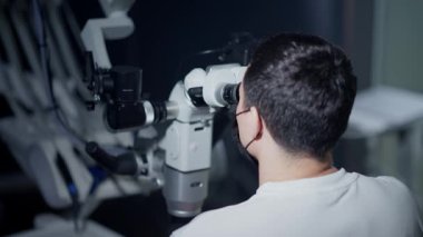 Modern bir diş kliniğinde, profesyoneller mikroskopları titiz incelemeler ve etkili tedaviler için kullanırlar