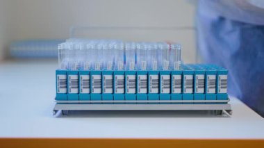 Laboratuvar test tüplerinden oluşan düzenli bir koleksiyon. Hepsi çeşitli deneyler ya da bilimsel analizler için hazır ve nazır.