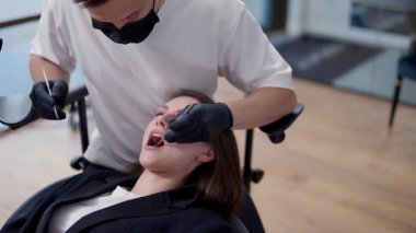 Rutin bir diş muayenesi sırasında, uzman bir dişçi hastanın dişlerini herhangi bir sorun için ayrıntılı olarak muayene eder.