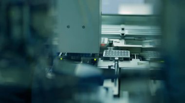 Bilimsel süreçlerdeki verimliliği ve doğruluğu artıran laboratuarlardaki gelişmiş otomasyon teknolojilerinin kapatılması