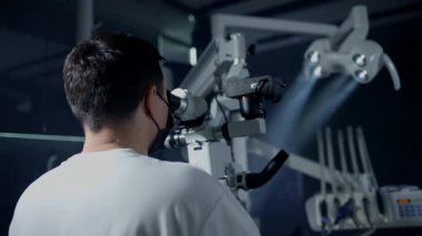Modern bir diş kliniğinde, profesyoneller mikroskopları titiz incelemeler ve etkili tedaviler için kullanırlar