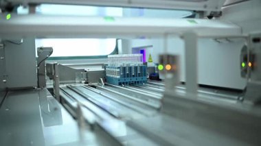 Otomatik laboratuvar ekipmanları modern bir bilimsel tesiste örnek işleme görevlerini etkili bir şekilde yürütüyor.