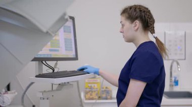 Bir sağlık çalışanı, hasta verileri ve bilgi yönetimi üzerine odaklanarak, klinik ortamlarda bir bilgisayar sistemi kullanır