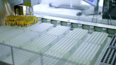 Verimli bir laboratuvar örneği işleme ve analizi için tasarlanmış bir robot sistem, iş akışlarını düzene sokuyor