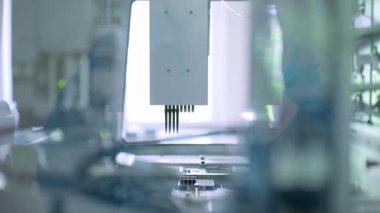 Modern bir laboratuvarda teknolojinin durumu, otomatikleştirilmiş süreçlerde hassasiyet ve verimlilik göstermektedir.