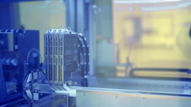 Yüksek teknolojili robotik sistem modern imalatta gelişmiş hassas parçaların kullanım becerilerini sergiliyor.