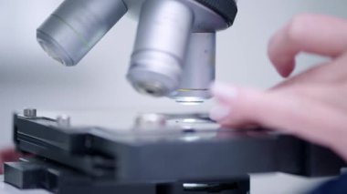 Bilimsel inceleme için hazırlanan mikroskobun detaylı görüntüsü, hassas teknolojiyi gösteriyor..