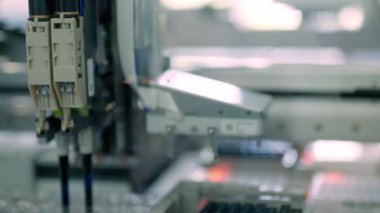 Gelişmiş robotik sistemler bilimsel araştırma ve laboratuvar otomasyonunda hassasiyeti artırarak güvenilir sonuçlar elde ederler.