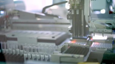 Laboratuarlarda gelişmiş otomasyon hassas ve verimli sıvı işleme süreçleri için gereklidir