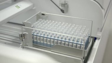 Çeşitli laboratuvar örneklerinin hassas kullanımı dikkatlice kontrol edilen bir ortamda gerçekleştirilir.