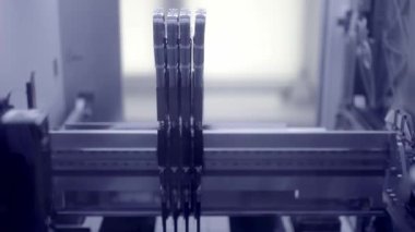 Bu sunum günümüzde modern üretim süreçlerinde kullanılan gelişmiş robot teknolojisini vurgular