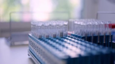 Test tüpleri ve pipet teknikleri olan bir laboratuvar çeşitli alanlardaki bilimsel araştırma ve analizler için gereklidir.