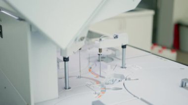 Verimli bir çalışma istasyonunda ustalıkla kesinti yapan sofistike, yüksek teknolojili otomatik bir makine.